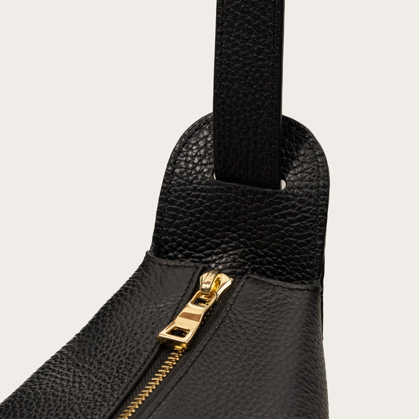 Nova Large Shoulder Bag in Leather - Black
