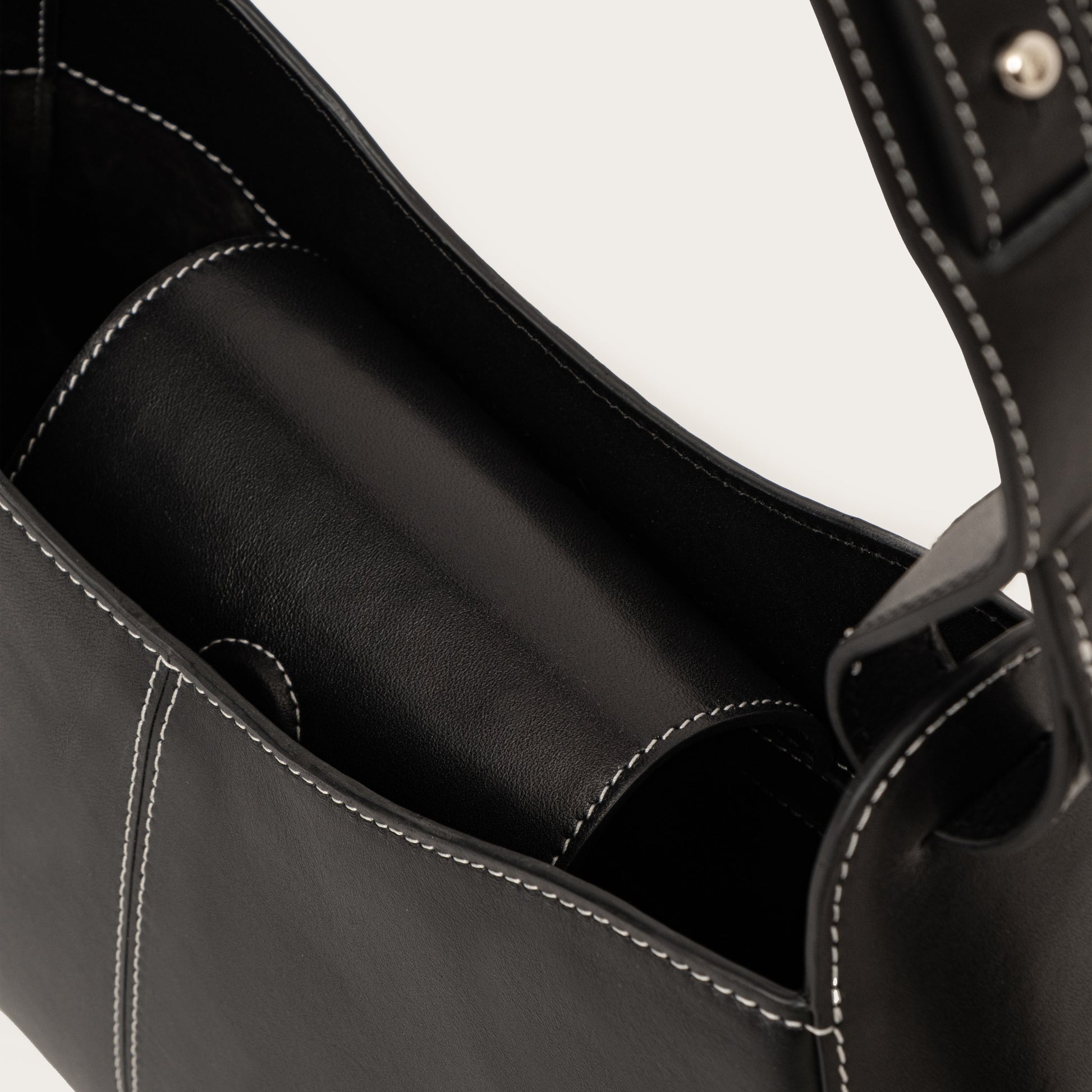 Ida Shoulder Bag in Leather - Black MATRIARQE