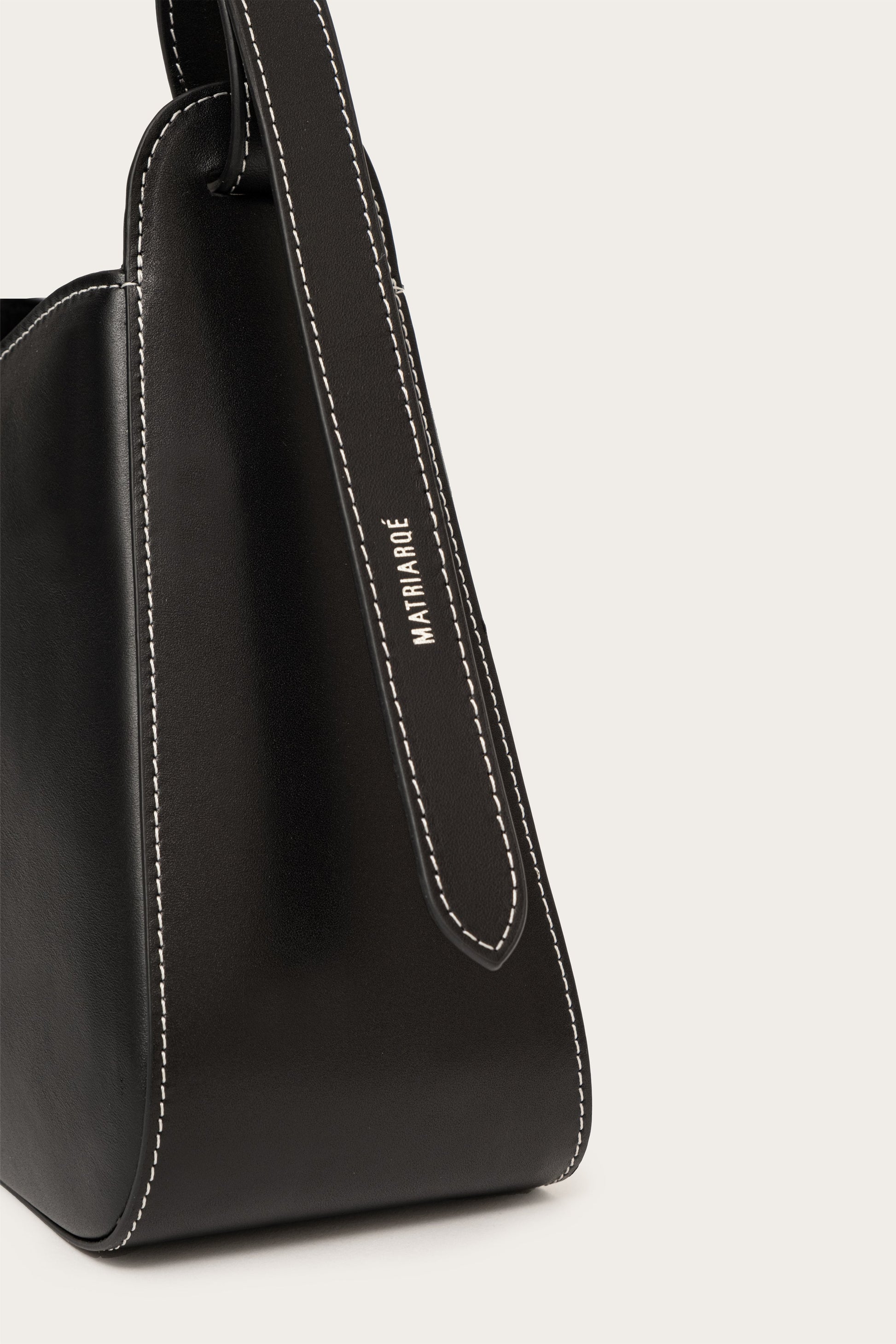 Ida Shoulder Bag in Leather - Black MATRIARQE