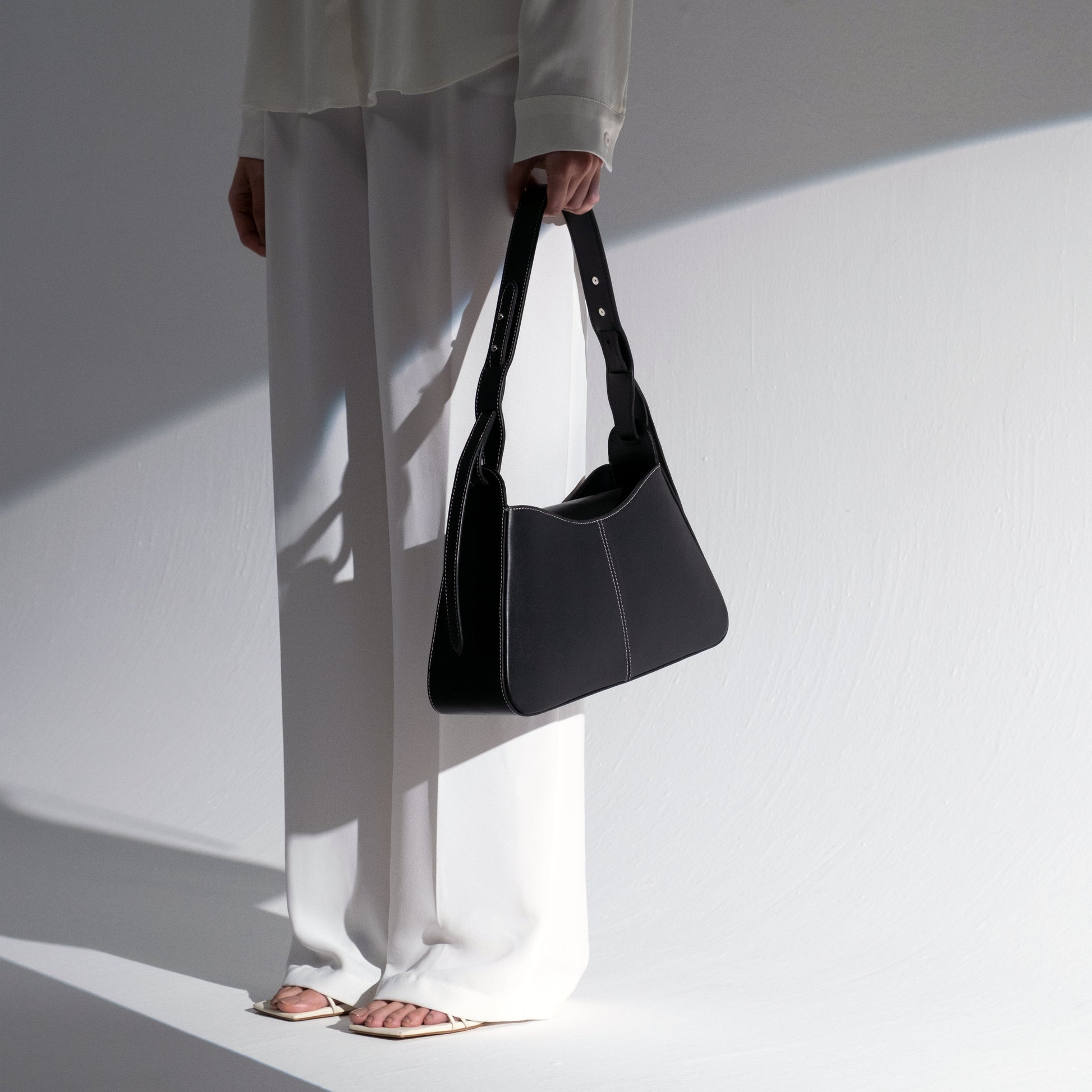 Ida Shoulder Bag in Leather - Black MATRIARQE