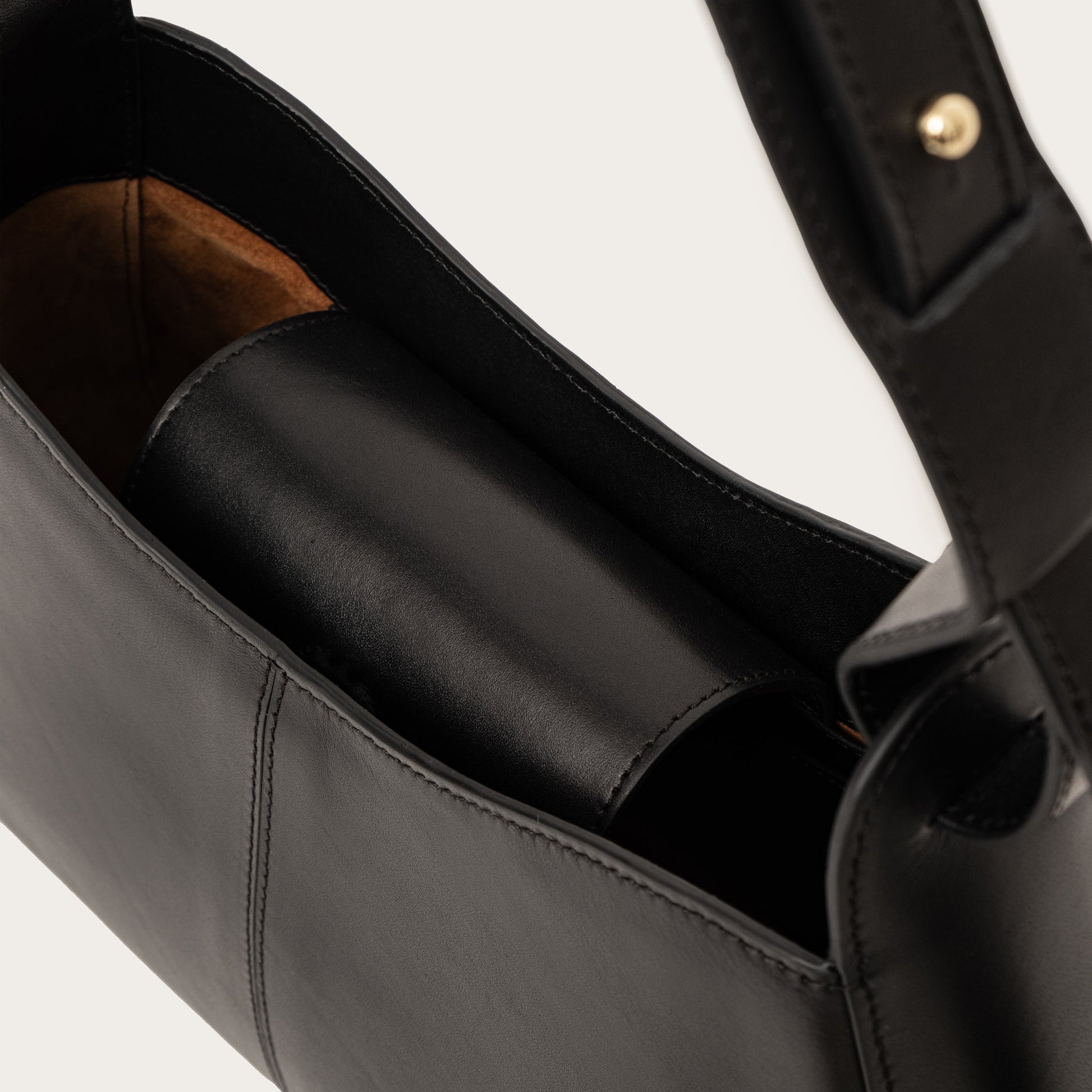 Ida Shoulder Bag in Leather - Full Black MATRIARQE